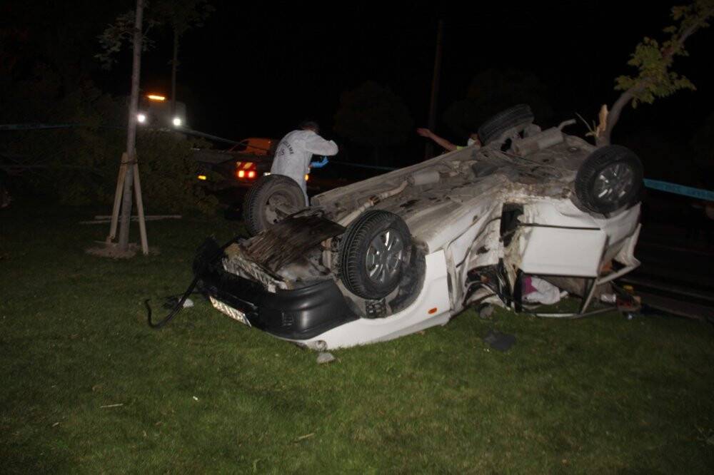 Konya’da otomobil ağacı koparıp takla attı: 1 ölü, 2 yaralı