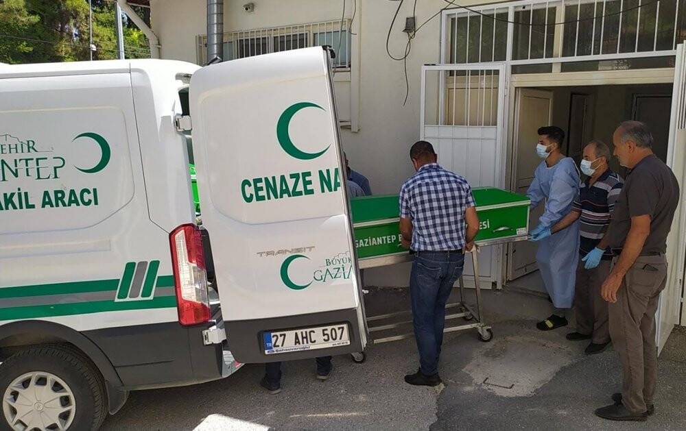 Aracını park ettikten sonra otomobil çarptı, yaşamını yitirdi