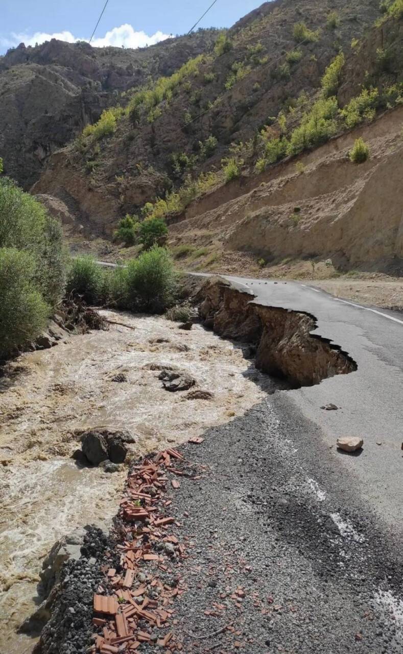 Artvin’de heyelan nedeniyle 14 köy yolu ulaşıma kapandı
