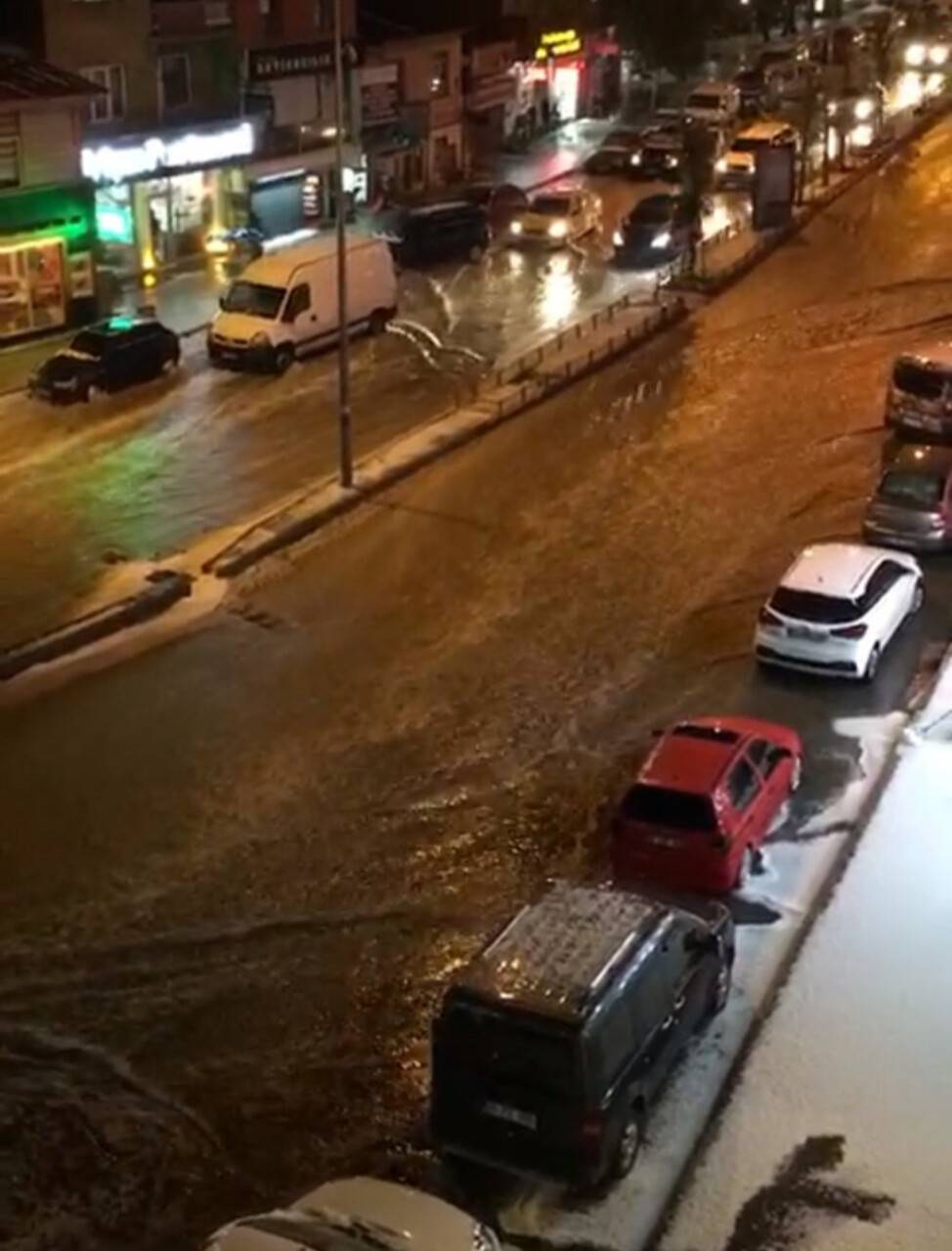 Dolu yağışı saniyeler içerisinde etrafı beyaza bürüdü