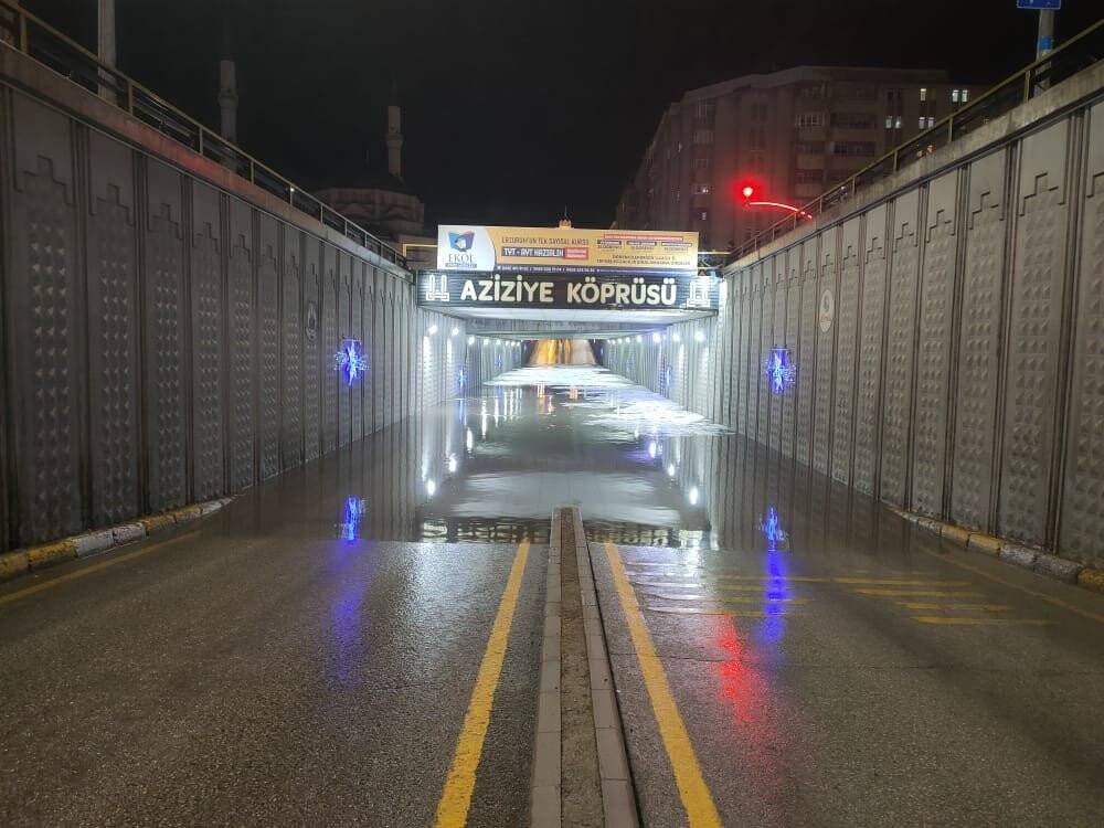 Dolu yağışı saniyeler içerisinde etrafı beyaza bürüdü