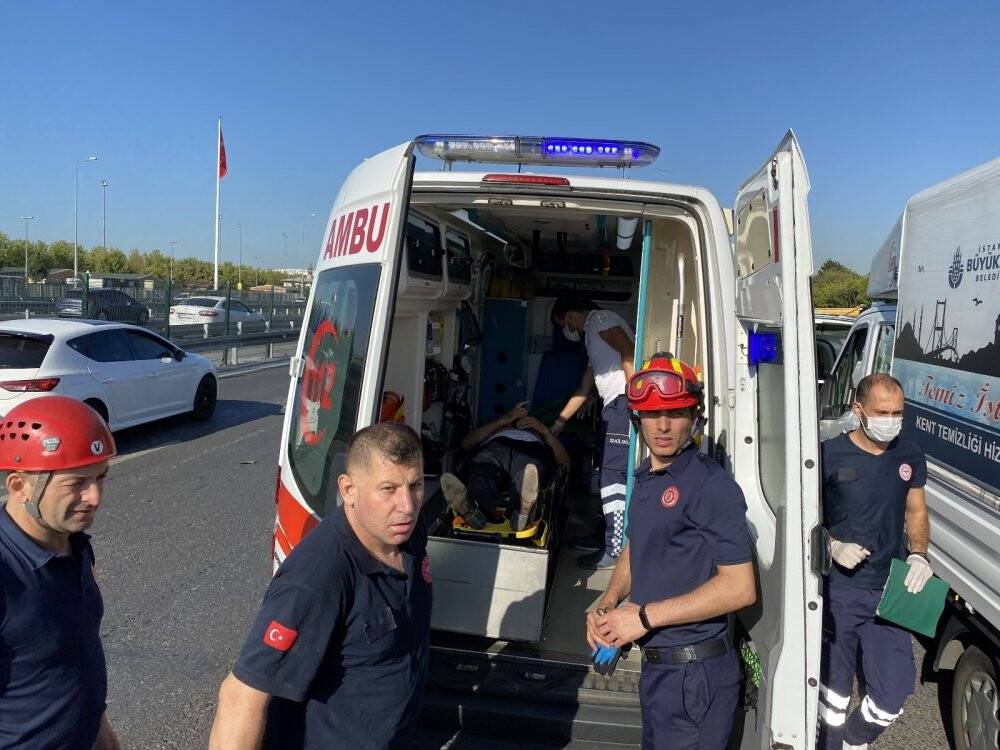Kaza sonrası şoka girip aracından çıkamadı