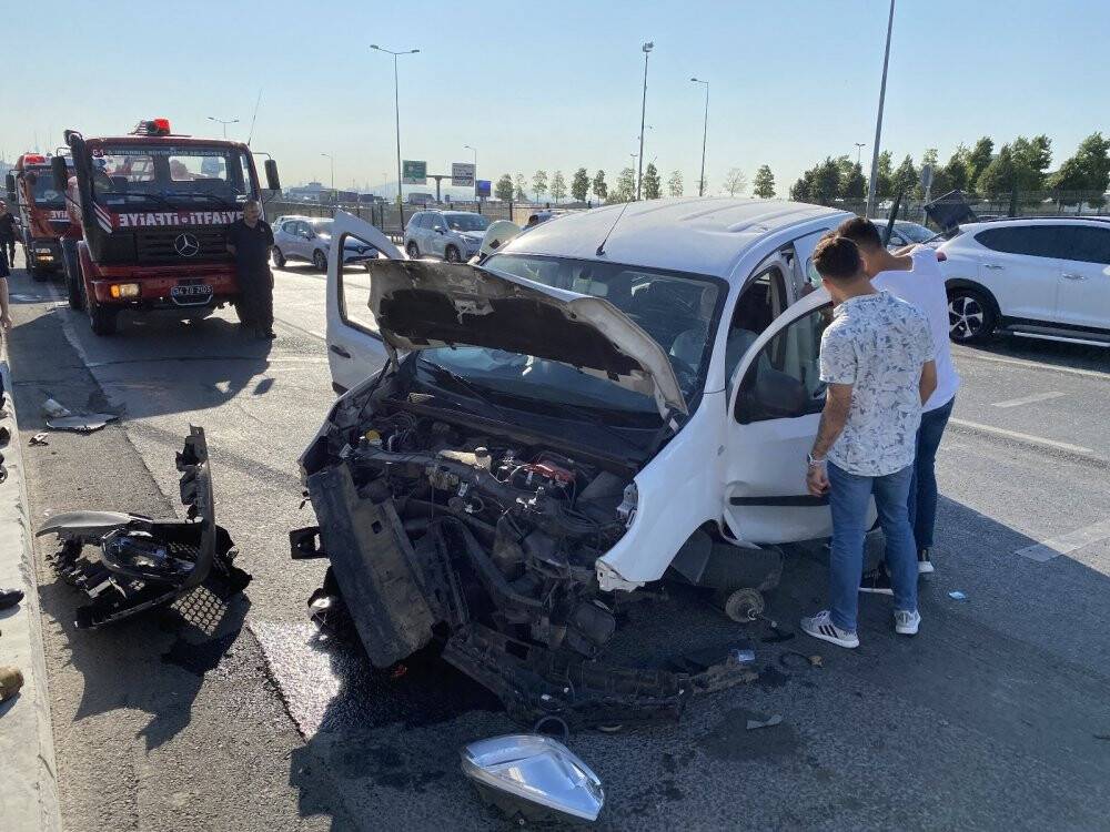 Kaza sonrası şoka girip aracından çıkamadı