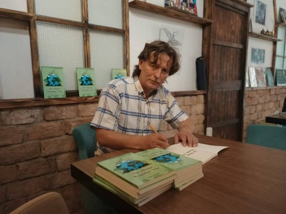 Şizofreni hastalığını şiir yazarak yenmeye çalışıyor