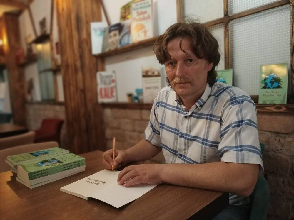 Şizofreni hastalığını şiir yazarak yenmeye çalışıyor