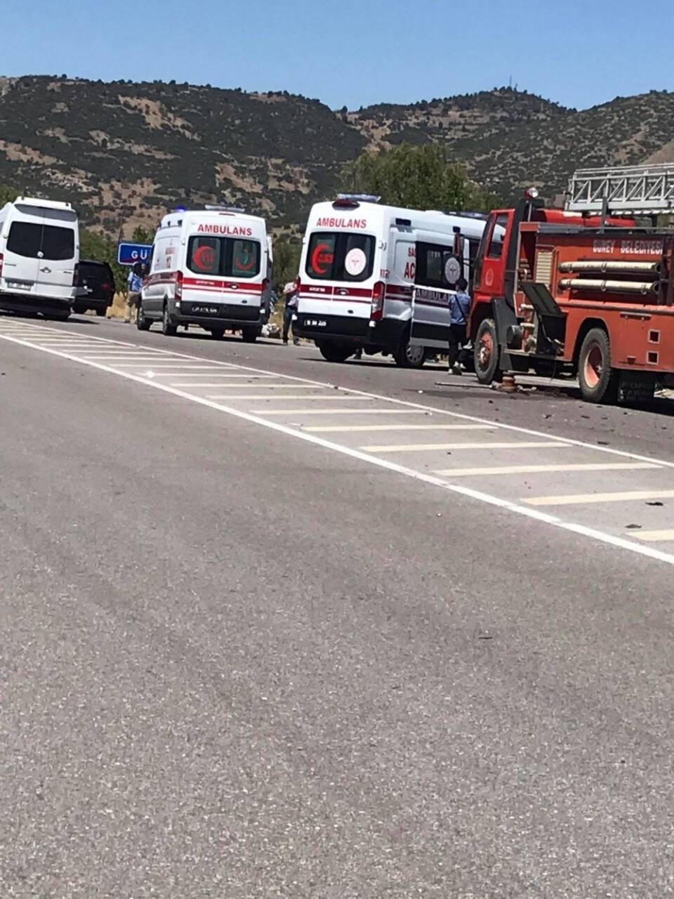 Turist taşıyan midibüse çarpan otomobil şarampole düştü