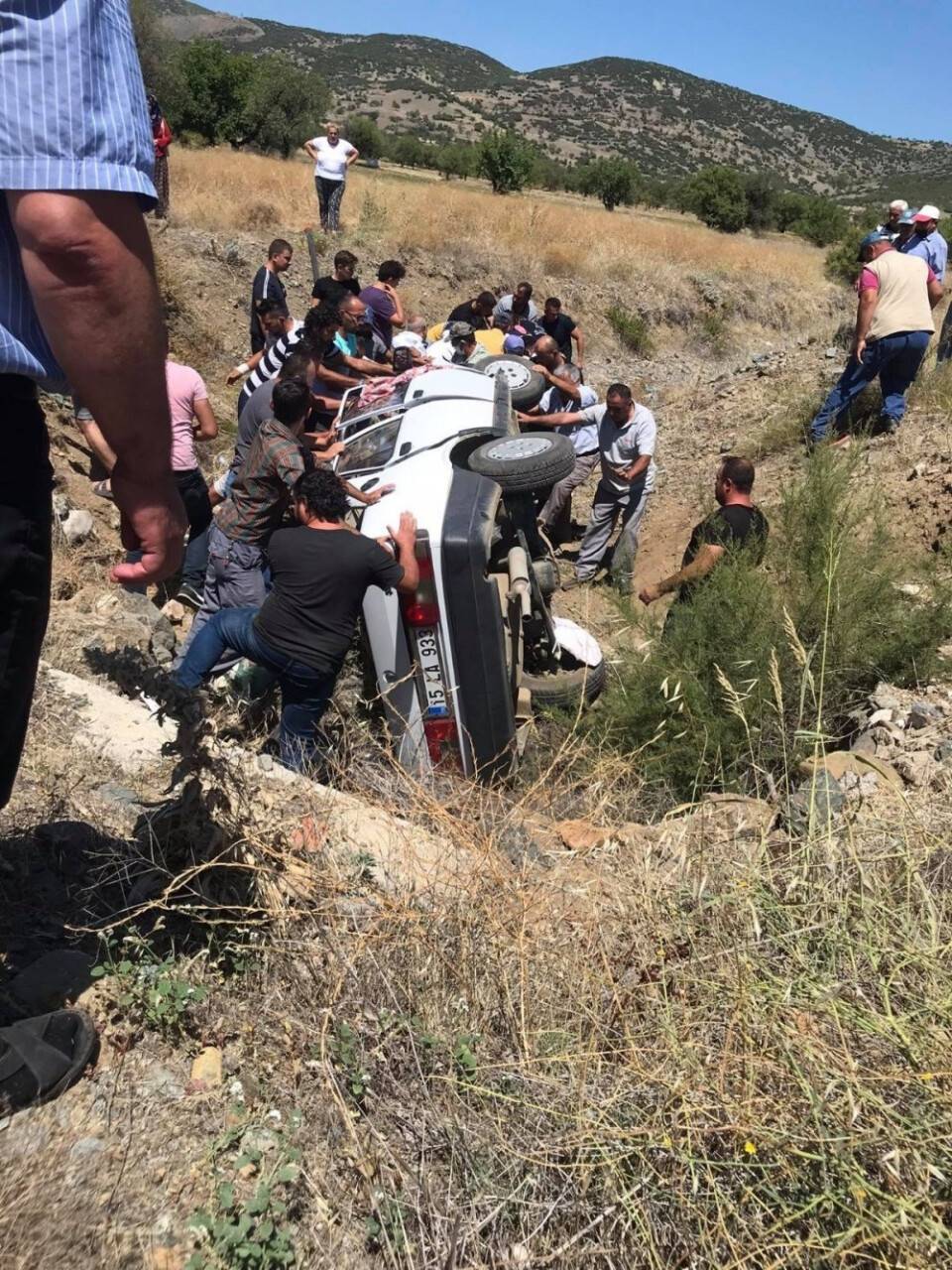 Turist taşıyan midibüse çarpan otomobil şarampole düştü