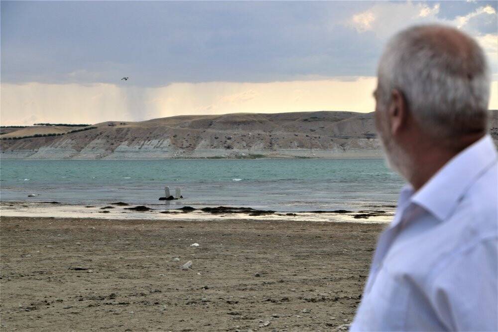 Baraj suları 150 metre çekildi, 700 yıllık mezarlık gün yüzüne çıktı