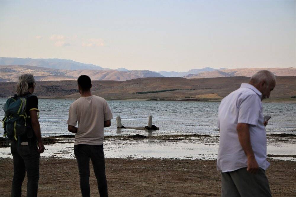 Baraj suları 150 metre çekildi, 700 yıllık mezarlık gün yüzüne çıktı
