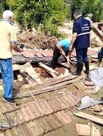 Enkaz altındaki inek canlı olarak kurtarıldı