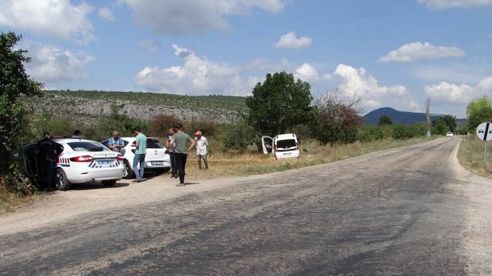 Kaza yapmamak için tarlaya girdi, ağaca çarparak durabildi