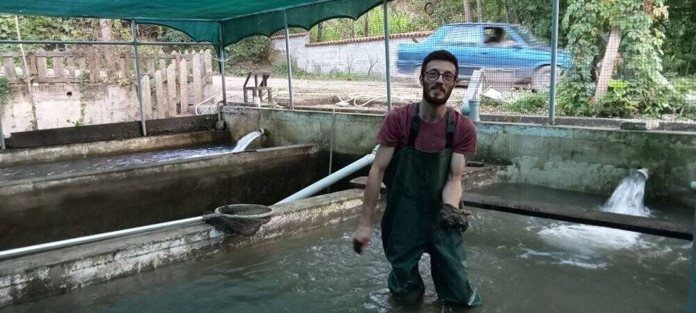 Sele kapılmaktan çöken yol sayesinde kurtuldular