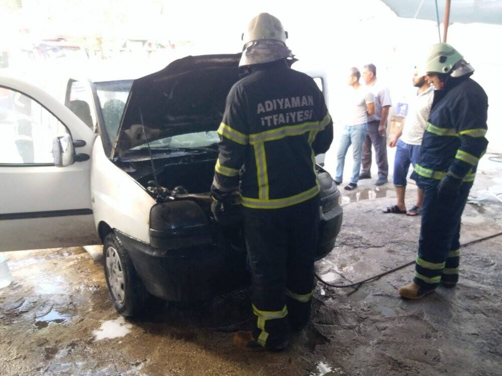 Alev alev yanan araç paniğe neden oldu