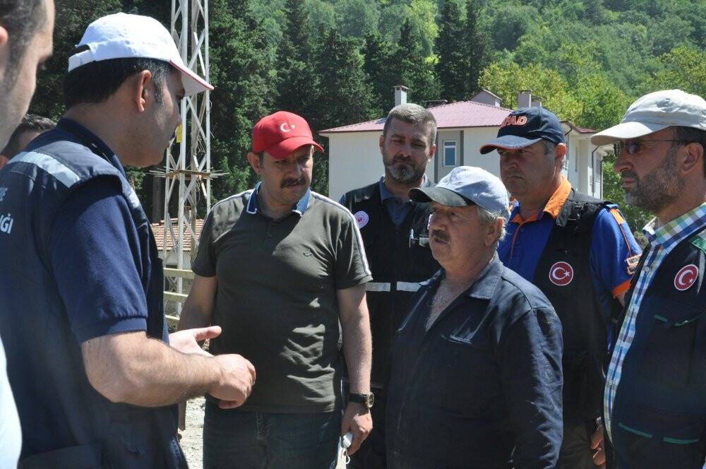 Bakan Kurum, selde zarar gören binaları yerinde inceledi