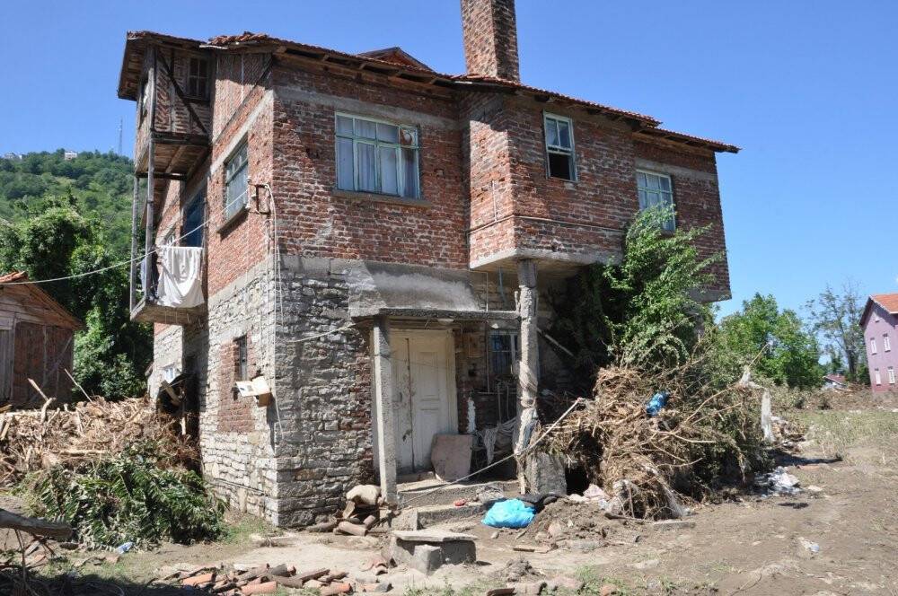 Bakan Kurum, selde zarar gören binaları yerinde inceledi