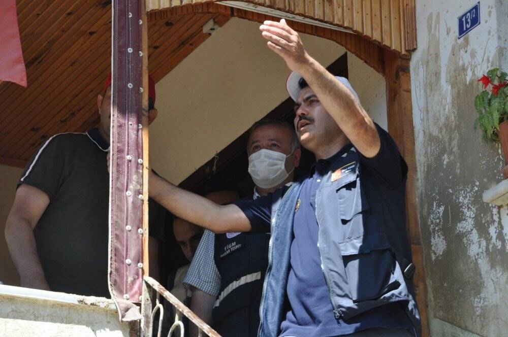Bakan Kurum, selde zarar gören binaları yerinde inceledi