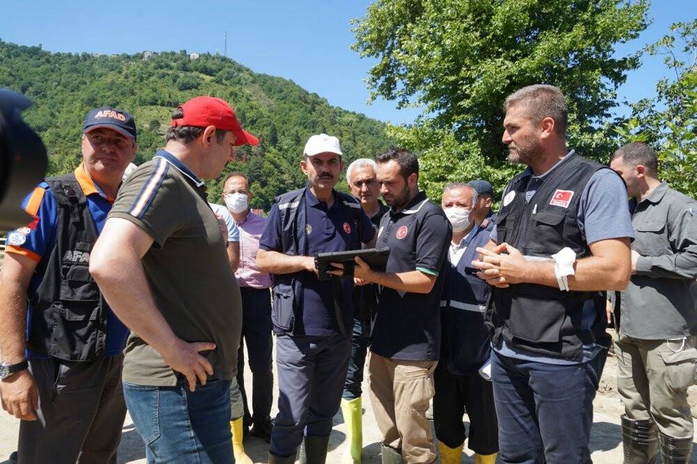 Bakan Kurum, selde zarar gören binaları yerinde inceledi