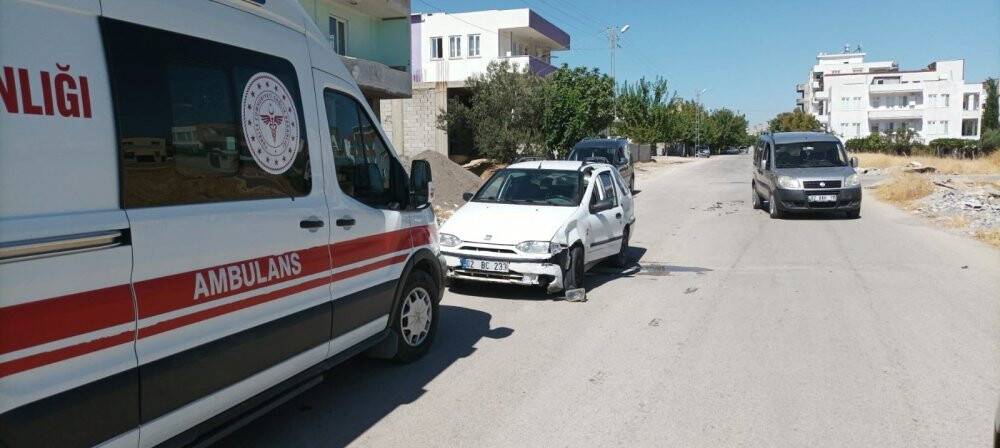 Ehliyetsiz sürücü otomobile çarptı: 1 yaralı