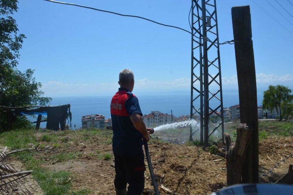 Elektrik direğinden çıkan kıvılcım yangına neden oldu