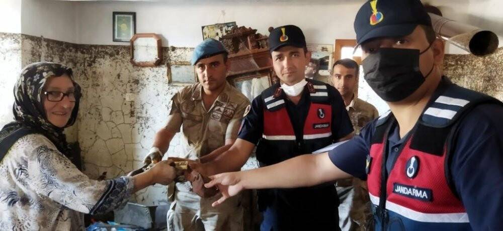 Jandarmanın çamur içinde bulduğu altınlar sahibine ulaştırıldı
