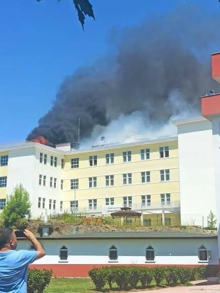 Kumluca’da yurttaki yangına müdahale sürüyor