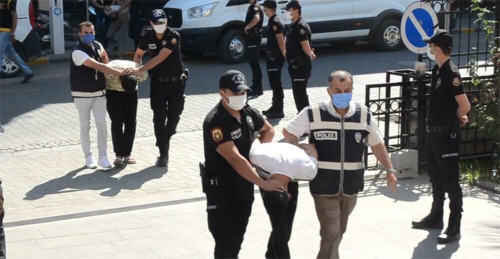 Polislere saldıran ve bıçaklayan 10 şahıs adliyede