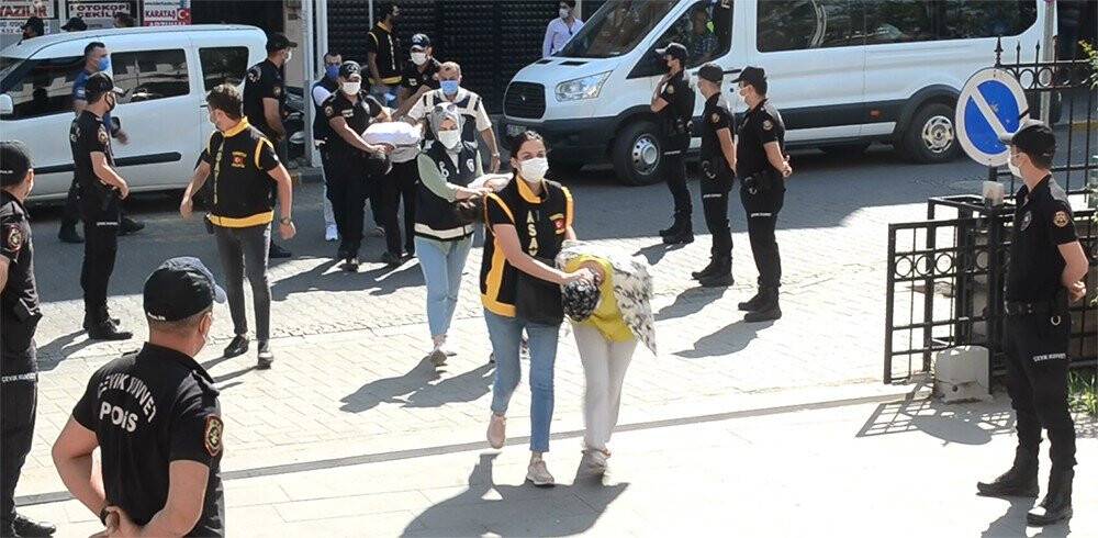 Polislere saldıran ve bıçaklayan 10 şahıs adliyede