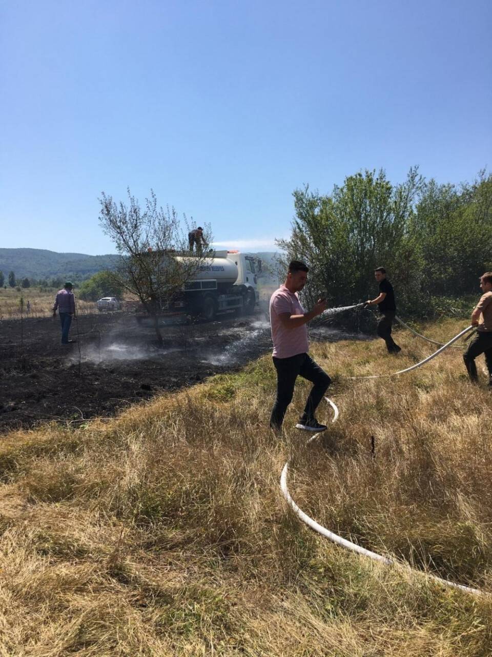 Traktörüyle ot biçerken yangın çıkardı