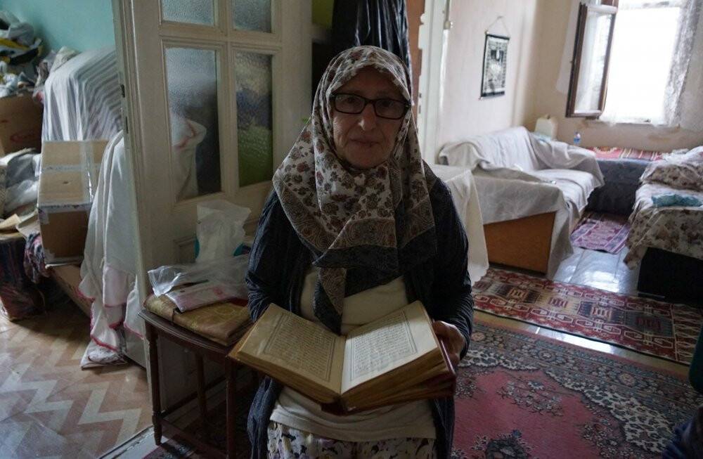 Mehmetçiğin bulduğu eşinin hediyesi olan 35 yıllık Kur’an-ı Kerim Bingül teyzeye teslim edildi