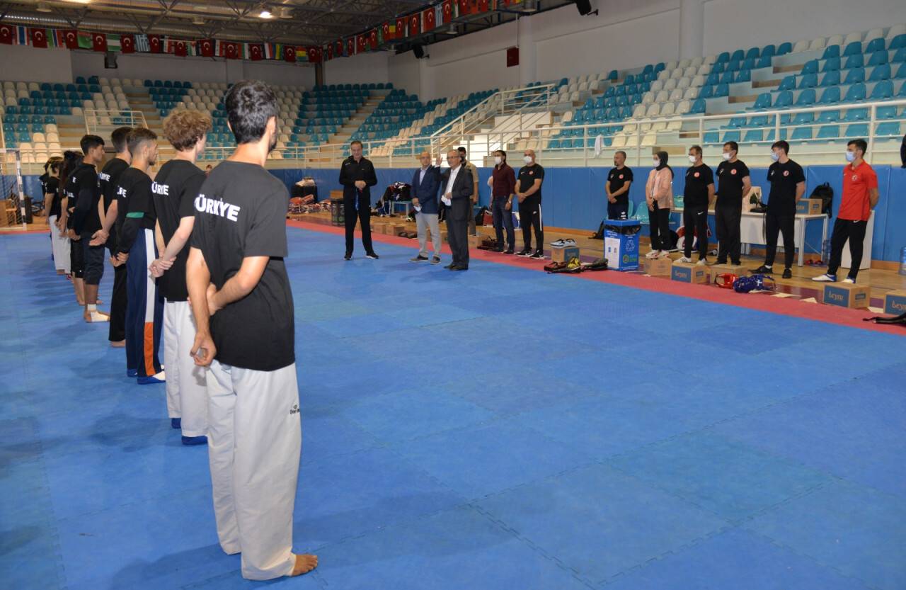 rektorumuz-prof-dr-babur-ozcelikten-avrupa-yildizlar-ve-avrupa-umitler-taekwondo-milli-1.jpeg