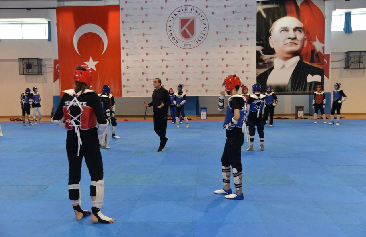 rektorumuz-prof-dr-babur-ozcelikten-avrupa-yildizlar-ve-avrupa-umitler-taekwondo-milli-2.jpeg