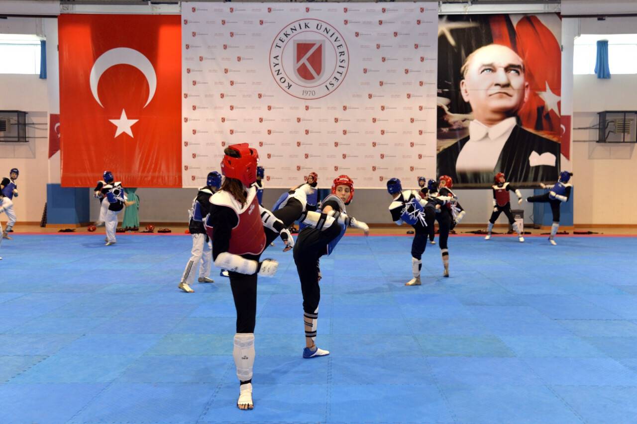 rektorumuz-prof-dr-babur-ozcelikten-avrupa-yildizlar-ve-avrupa-umitler-taekwondo-milli-5.jpeg