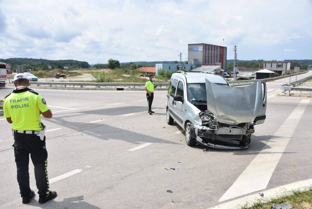 Sinop’ta kavşak altında kaza: 2 yaralı