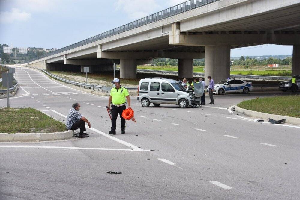 Sinop’ta kavşak altında kaza: 2 yaralı