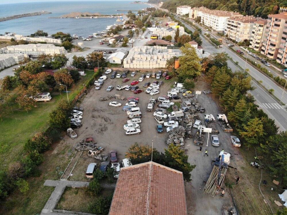 Kamp alanı olarak kullanılan alan araç mezarlığına dönüştü