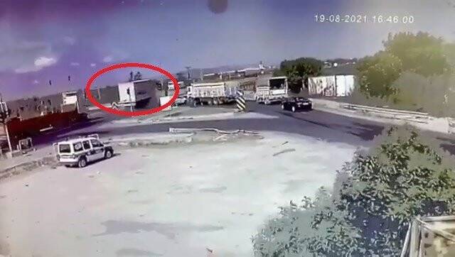 Kırmızı ışıkta geçen tır ortalığı savaş alanına çevirdi