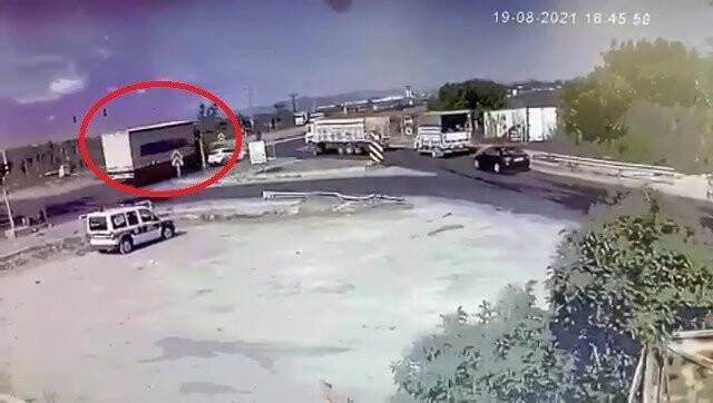 Kırmızı ışıkta geçen tır ortalığı savaş alanına çevirdi