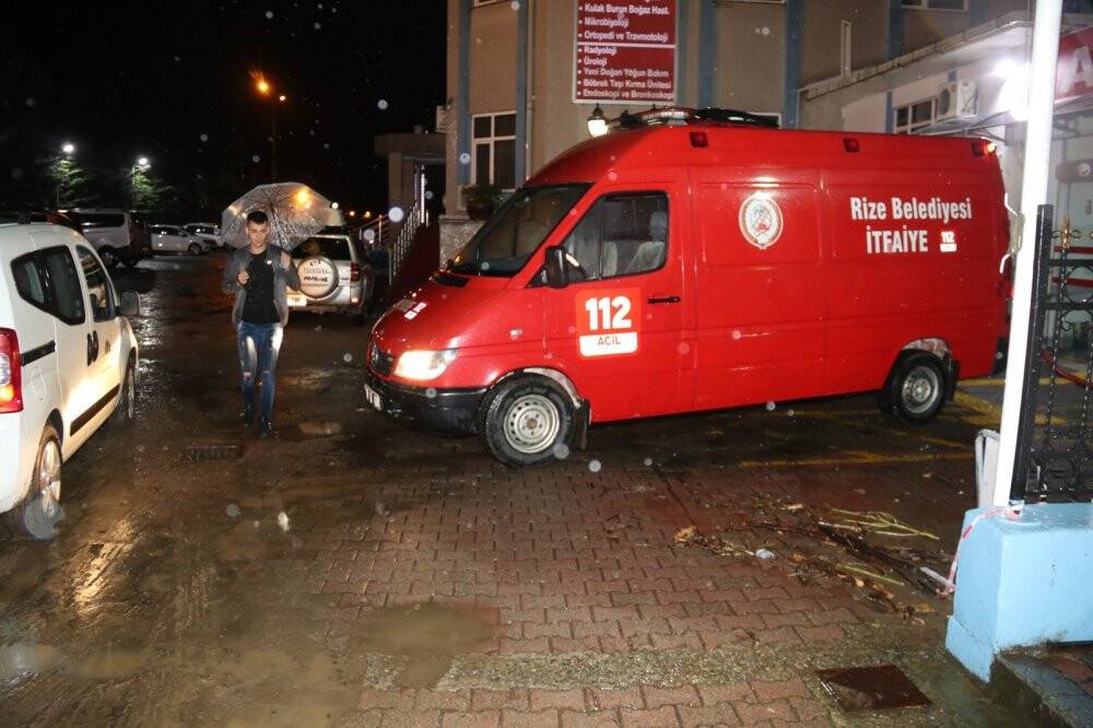 Rize’de şiddetli yağış nedeniyle şehir merkezini su bastı