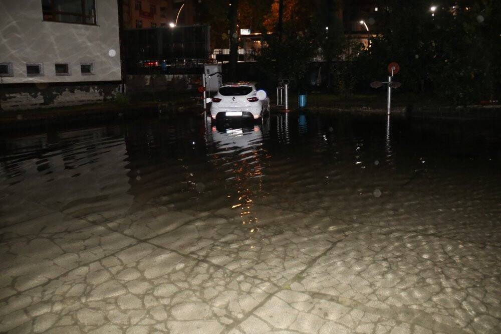Rize’de şiddetli yağış nedeniyle şehir merkezini su bastı