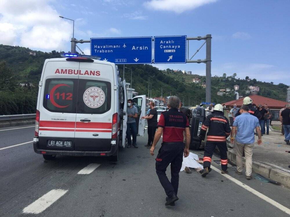 Sahil yolunda tırın lastiği patladı : 1 ölü, 3 yaralı