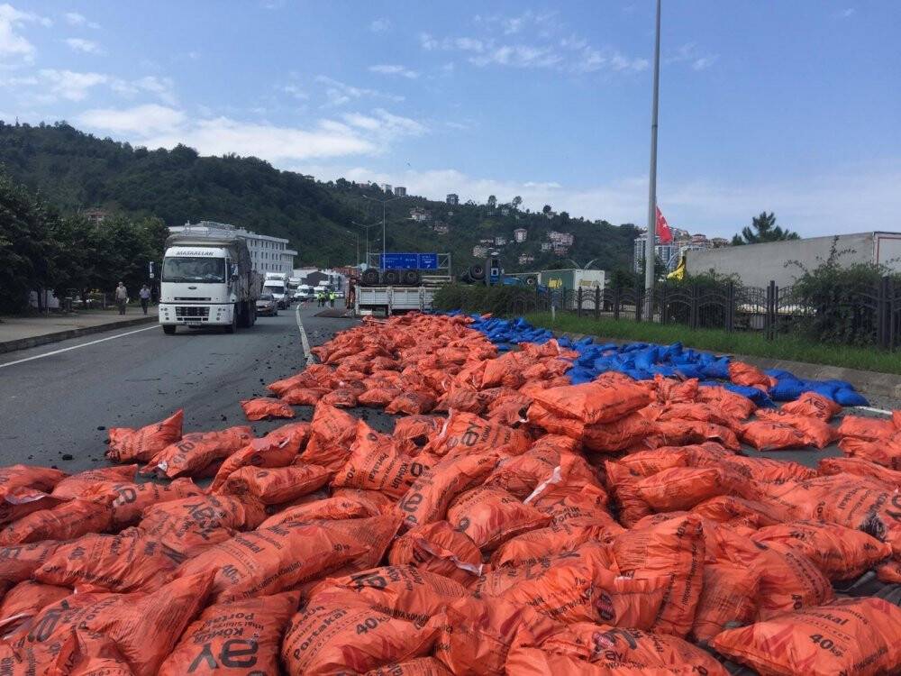 Sahil yolunda tırın lastiği patladı : 1 ölü, 3 yaralı