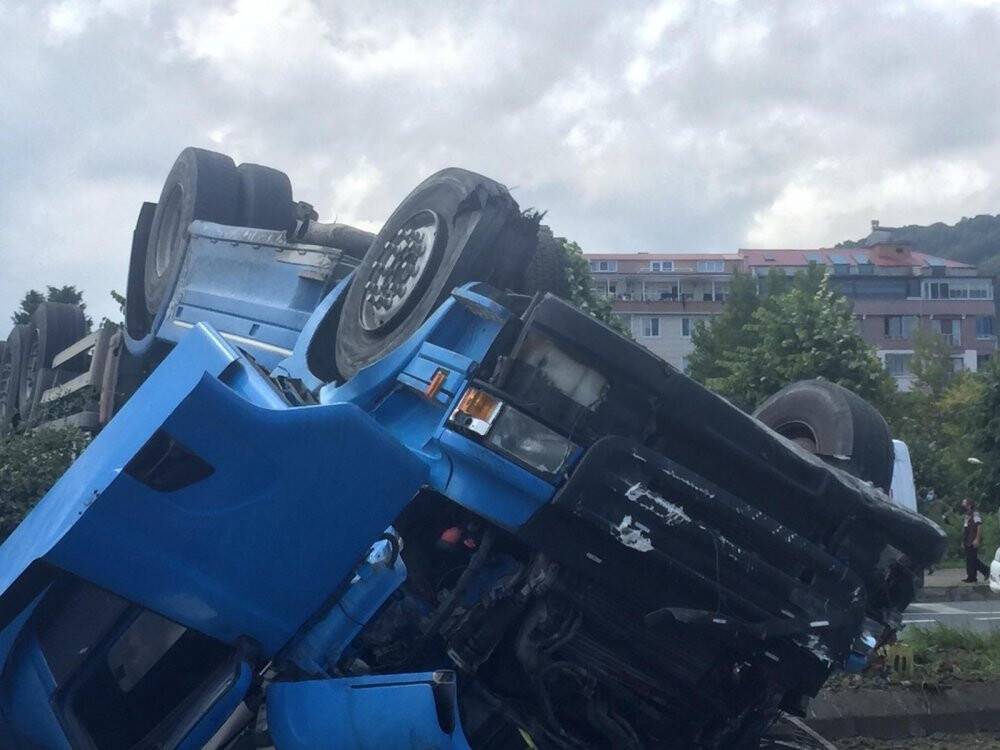 Sahil yolunda tırın lastiği patladı : 1 ölü, 3 yaralı