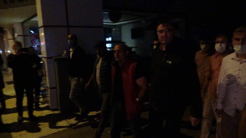 4 kişiyi rehin alan saldırgan 5 saat sonra polise teslim oldu