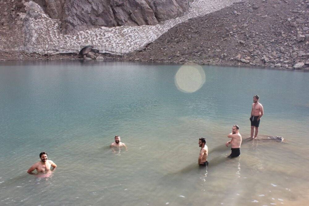 Dağcılar buzul göllerinde doyasıya yüzdü