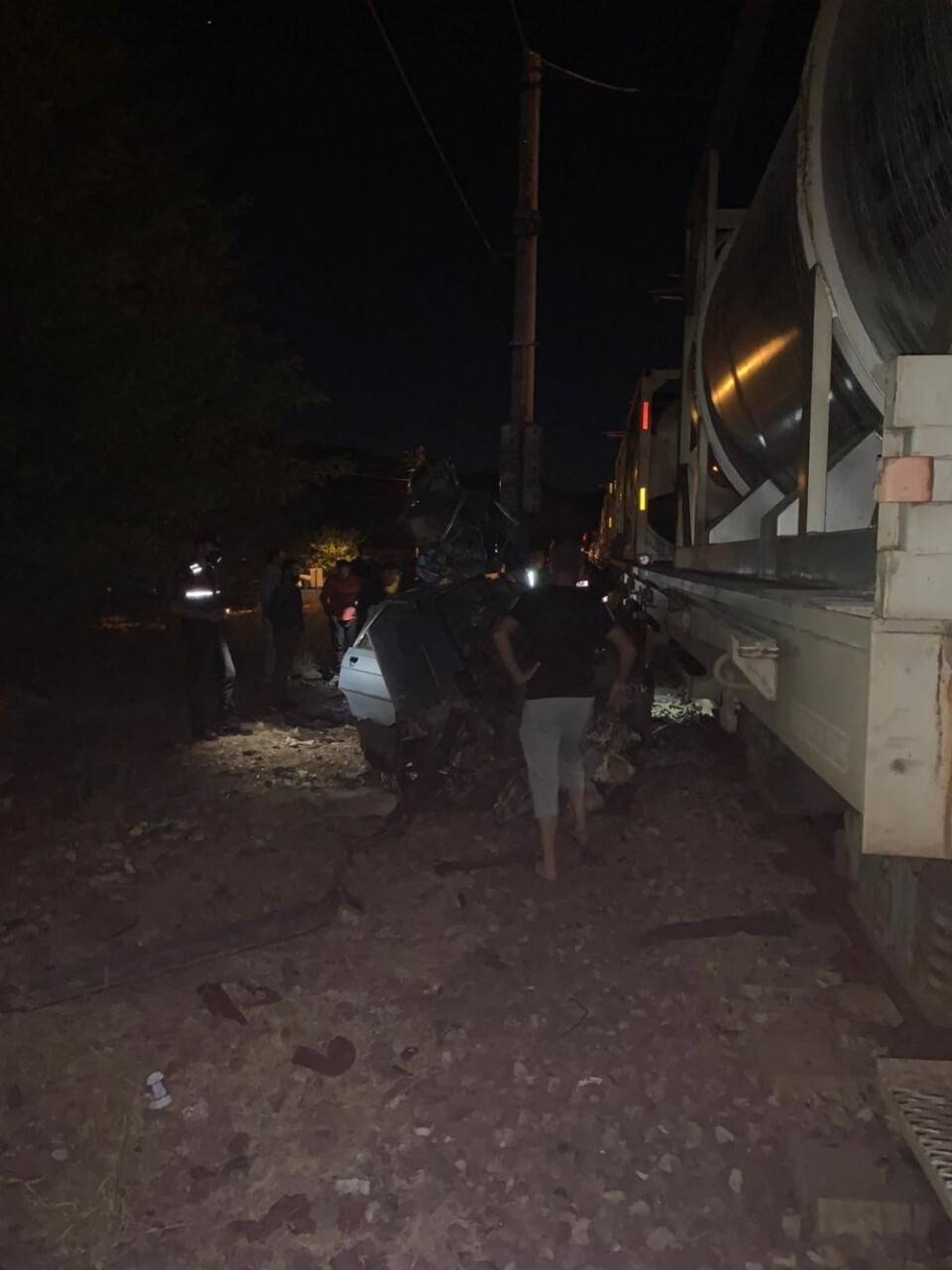 Tren otomobili biçti: anne ve oğlu hayatını kaybetti