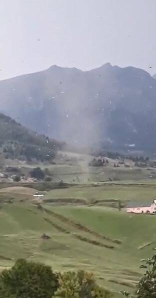 Artvin’de hortum evlerin ve ahırların çatısını uçurdu