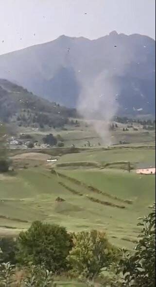 Artvin’de hortum evlerin ve ahırların çatısını uçurdu