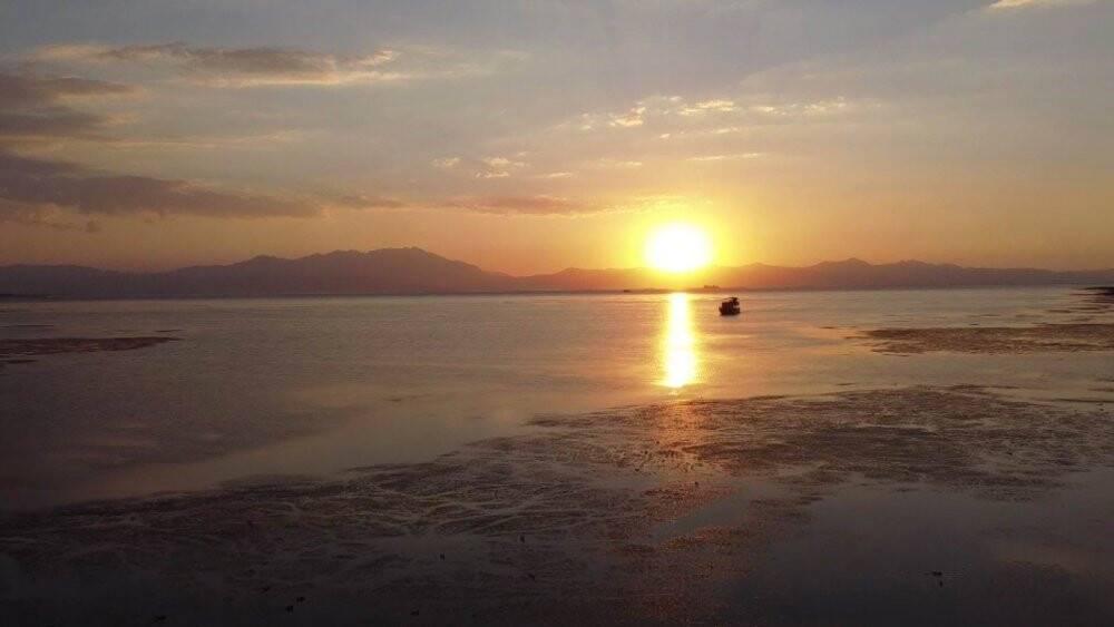 Beyşehir Gölü’nde tur teknelerinin günbatımı gezileri ilgi çekiyor