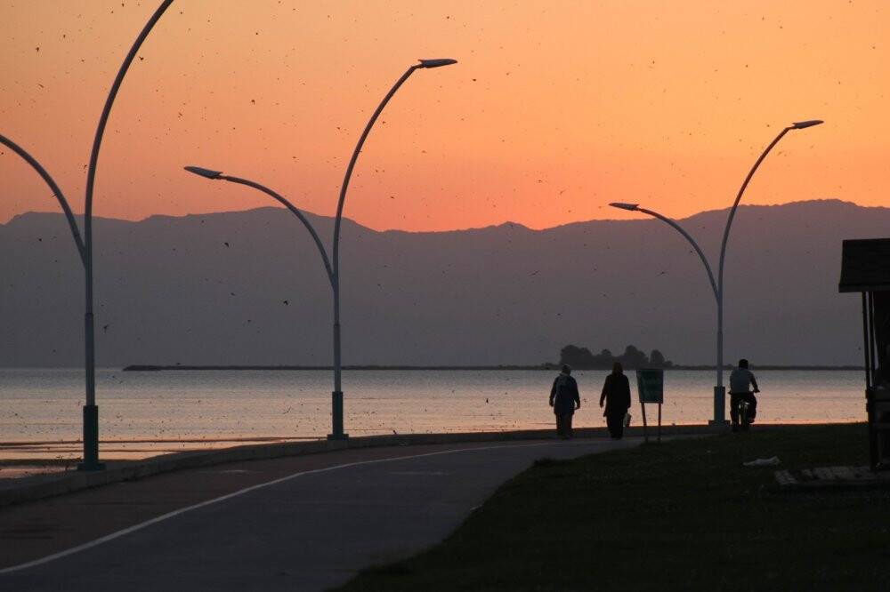 Beyşehir Gölü’nde tur teknelerinin günbatımı gezileri ilgi çekiyor