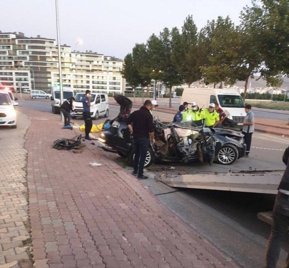 Feci kazada vefat eden 3 gencin cenazesi ailelerine teslim edildi